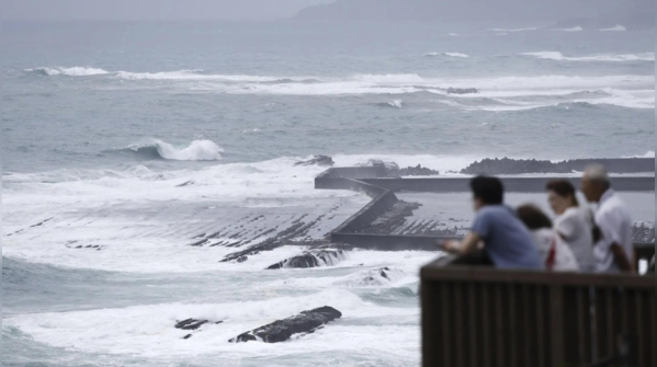 Japan prepares for Typhoon Shanshan 