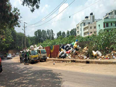 Pourakarmikas spill trash on Vibhutipura Main Road