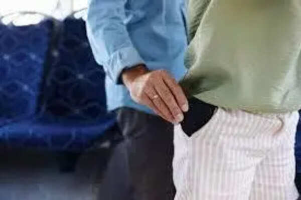 Wallet stolen in bus, cop loses 43,500
