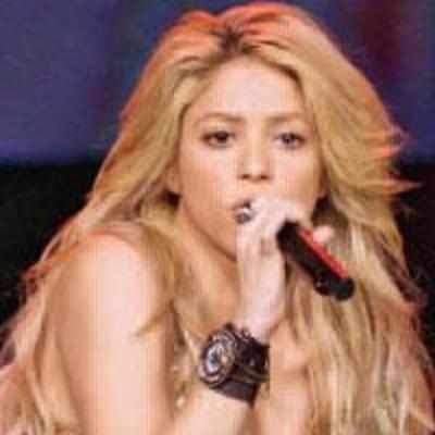Shakira snubs rapper Pitbull