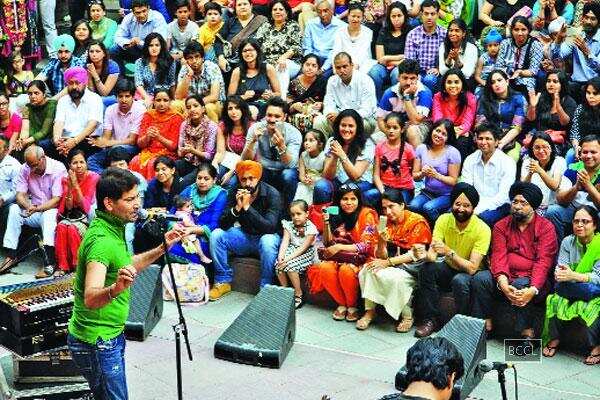 Jasbir Jassi  enthralls the crowd  at Mela Phulkari at India Habitat Center in Delhi