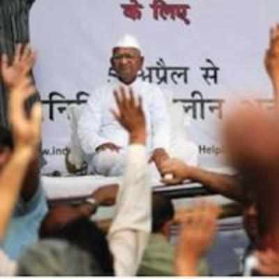 Anna Hazare breaks his fast with lemon water