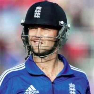 Trott breaks hand but should be fit for India tour