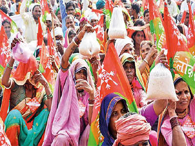 Thousands of farmers and tribals in Mumbai demand land, reforms