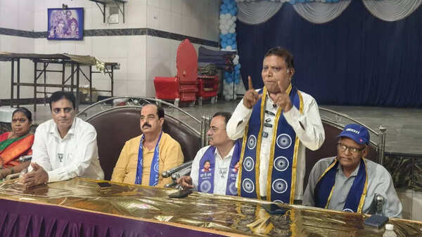 RPI splits after Sena tie-up, one faction extends support to BJP
