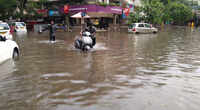 Mumbai: Heavy rains continue to lash city, vehicles stuck due to waterlogging 