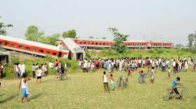 Rajdhani Express derails in Bihar, 4 killed