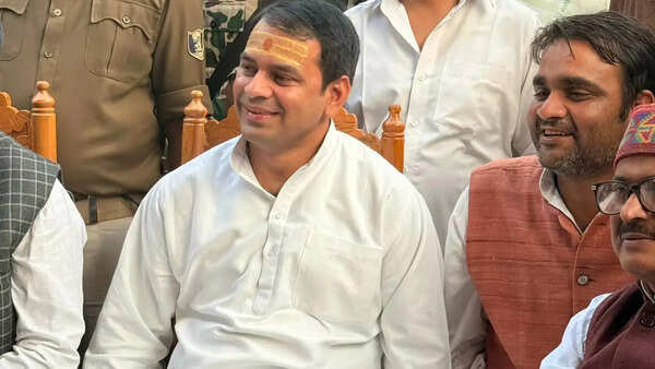 Tej turns to Bageshwar Dham seer amid political setbacks