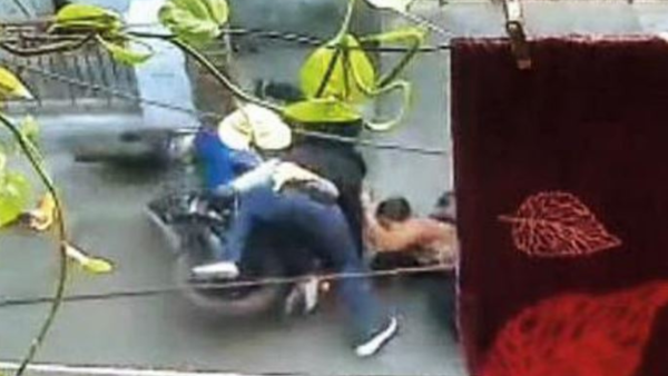 Meerut girl fights 2 robbers, CCTV clip goes viral