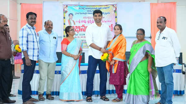 Andhra Pradesh MP Lavu Sri Krishna Devarayalu assures free education at Vignan University for ST students