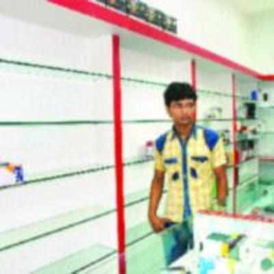 Electronics shop burgled in Kamothe, mobile handsets worth Rs 2.96L stolen