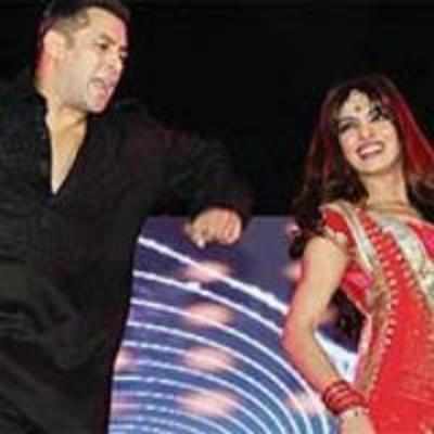 Dubai too cold to Salman-Priyanka