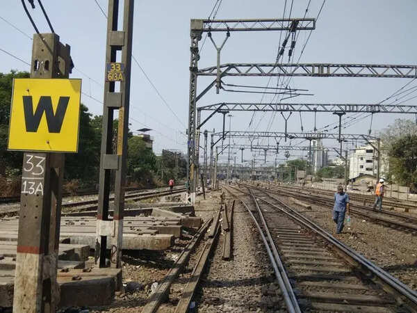 150 families in Thane chawl near railway tracks face eviction, seek rehabilitation