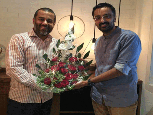 Chetan Bhagat felicitates Write India Winner!