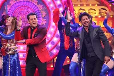Bigg Boss 10: Salman, Shah Rukh recreate Karan Arjun magic on Weekend Ka Vaar