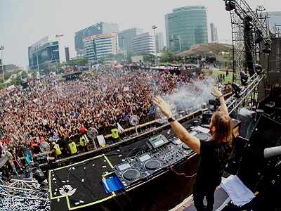 David Guetta performs in Mumbai, says 'thank you for patience'