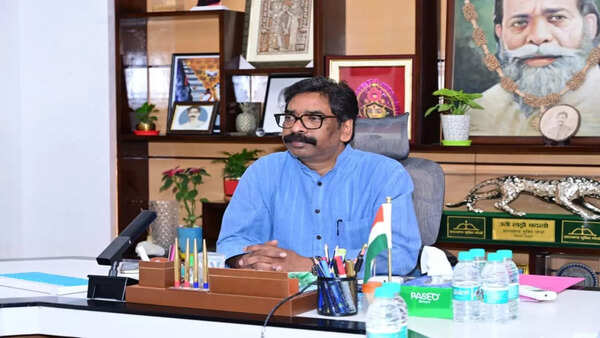 Cars driven over Jharkhand CM's poster on Dhanbad road, JMM lodges police complaint