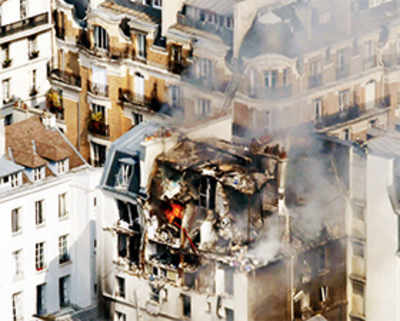Massive gas blast rocks central Paris