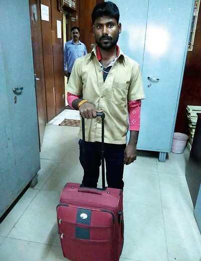Auto driver packs a punch, returns stolen bag to police