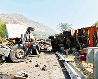 4 killed in four vehicle pile-up on Expressway