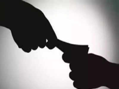 BBMP official caught red-handed taking a bribe