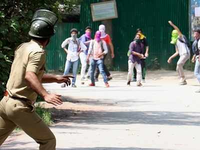 Kashmir: Cop injured as students clash with police at Srinagar, Magam