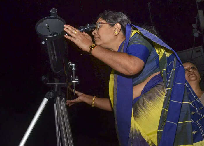 lunar-eclipse-2022-live-updates-check-out-chandra-grahan-visuals-from