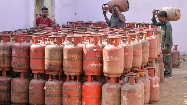 War threatens food businesses in Kolkata as Centre suspends commercial LPG supply