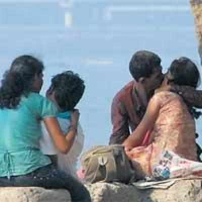 Hugs & kisses irk Dadar residents