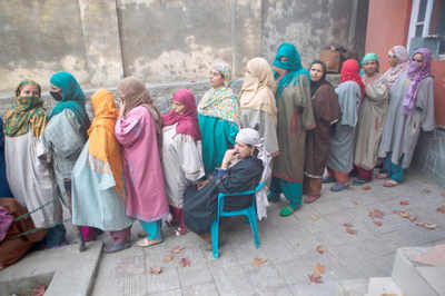 Kashmir youth vote for change despite chilly weather