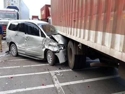 Mumbai-Pune Expressway: Accident near Borghat, traffic towards Mumbai shut