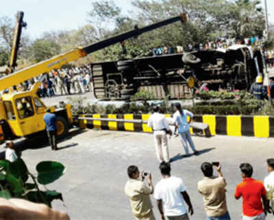 Bus ferrying wedding party topples; 1dead