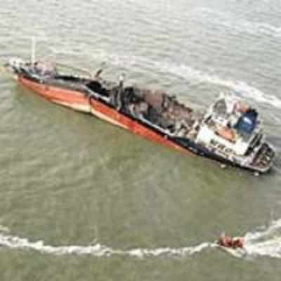 Blast sinks ship in  South Korea; five dead, six missing