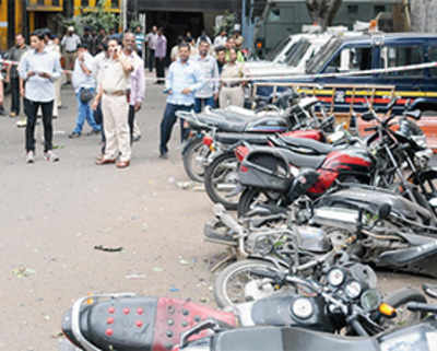 3 hurt after bomb explodes in Pune