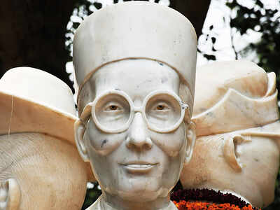 Rahul Gandhi and Sonia Gandhi accused of defaming Savarkar