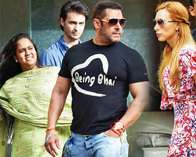 Iulia bonds with the Khans during rakhi bash