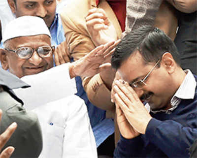 Kejriwal shares stage with mentor Hazare after 3 yrs