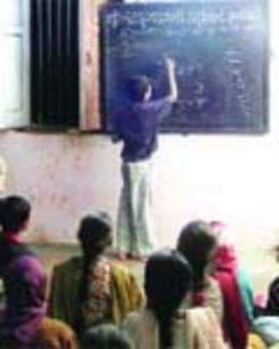 Muslims teach Hindu kids in temple