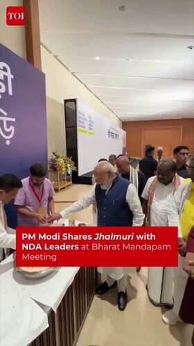 PM Modi&rsquo;s Light Moment as He Shares Jhalmuri with NDA Leaders