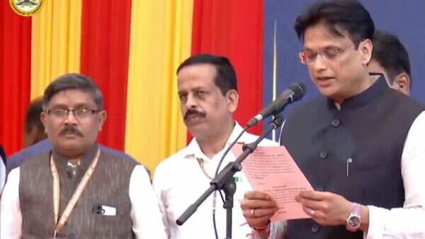 Karnataka expands cabinet, 20 netas take oath; DKS hits back on ministerial berth row