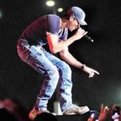 Cops thrash organiser at Enrique's Pune concert