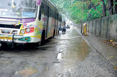 Lalbagh Road becomes a nightmare for motorists