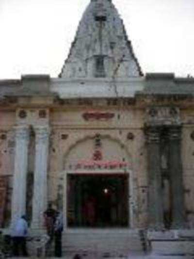 The isolated splendour of Dhakleshwar Mandir