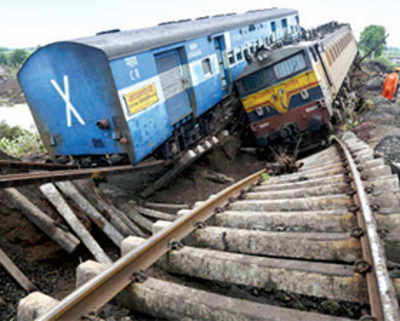 25 killed, 250 rescued in MP twin train derailment