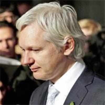WikiLeaks' Assange loses bid to block extradition