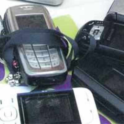 Salesmen vanish with Rs 10 lakh worth of mobiles, accessories