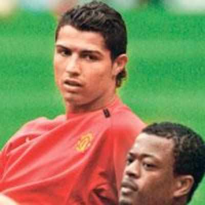 United players text Ronaldo to stay back