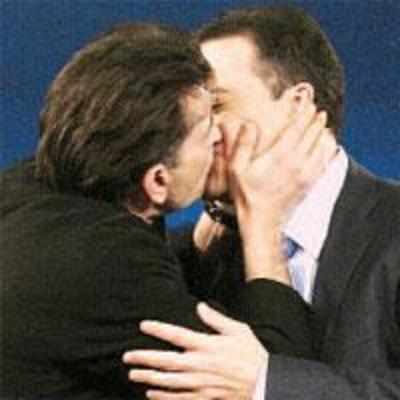 Charlie Sheen kisses and tells
