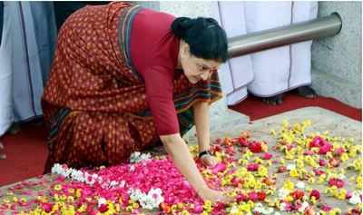 VK Sasikala hits J Jayalalithaa’s memorial, Twitterati go on a hilarious rant