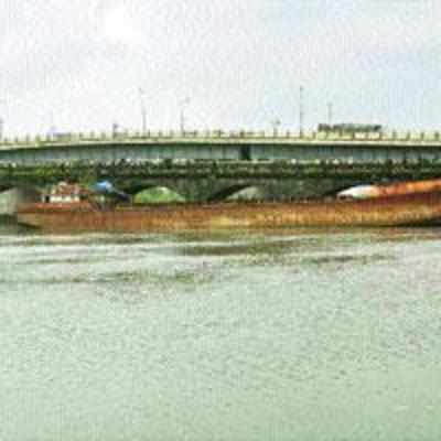 Barge rams into old Kalva Bridge, causes panic